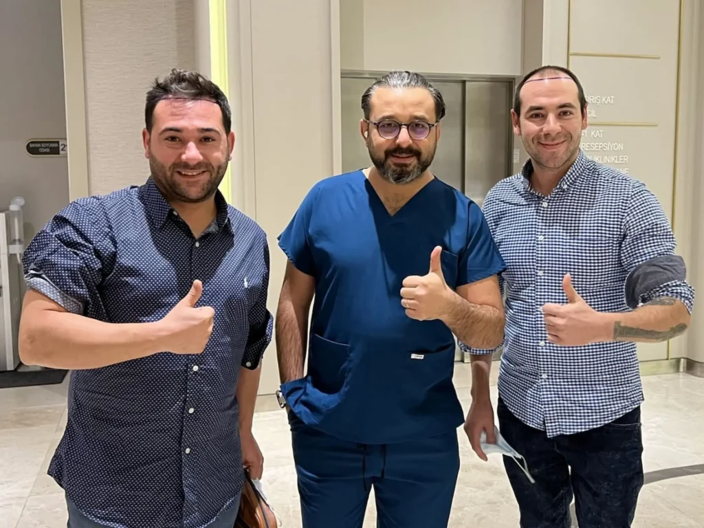 Doctor y coordinadores de BodySync Turkey en clinica de Estambul para injerto capilar