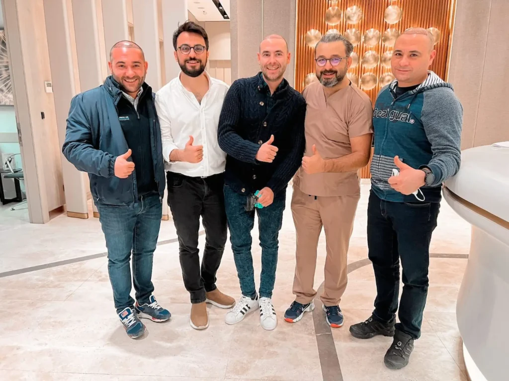 Equipo de BodySync Turkey con doctor en clinica de Estambul para injerto capilar